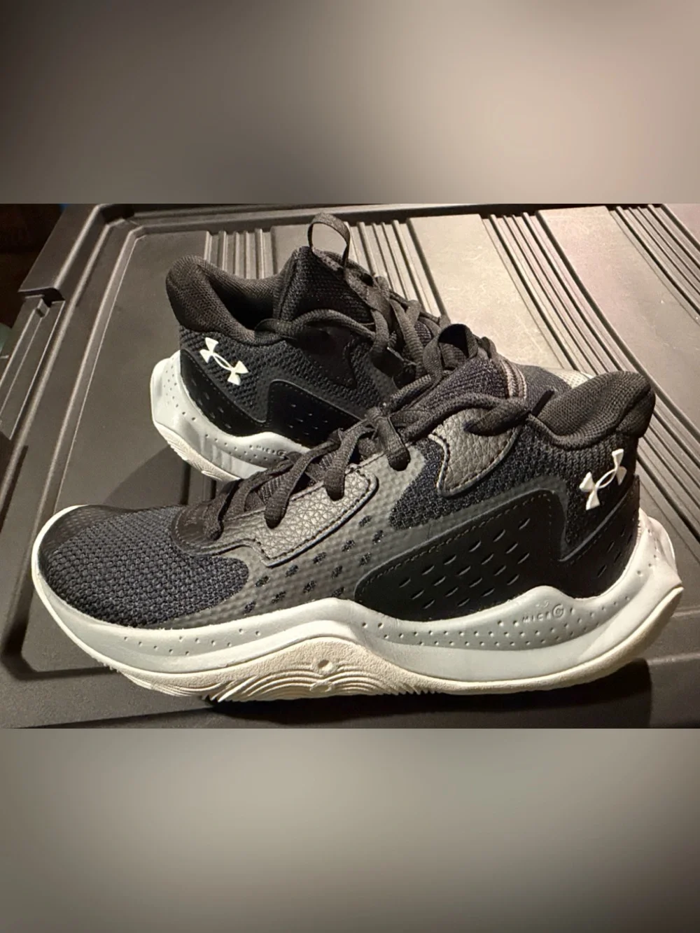 Under Armour Jet ‘23 Basketball Sneakers in Big Kids Youth Size 4 NWOB
